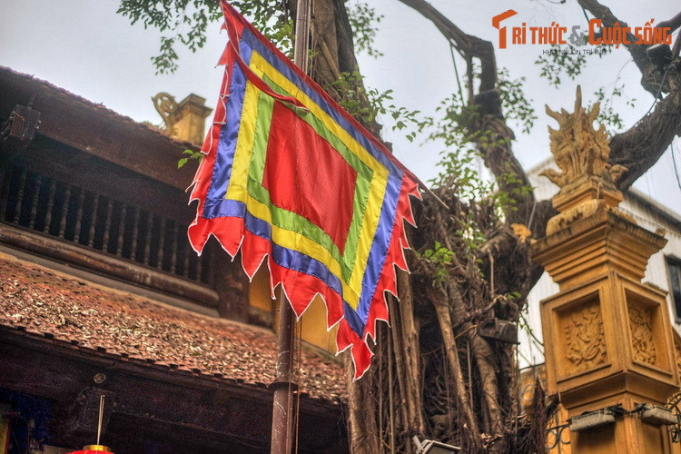 Một lần, vua đến chùa Dâu, khi ngự giá tới trang Thổ Lỗi, dân làng nô nức ra xem thì có một người con gái vẫn hái dâu bên cạnh gốc lan. Vua bèn truyền gọi nàng đến hỏi.