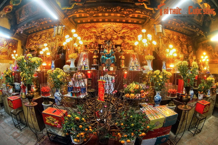 Đình hiện còn lưu giữ nhiều tài liệu, hiện vật giá trị, trong đó có nhiều đạo sắc phong quý. Sắc phong có niên đại sớm nhất là năm Cảnh Hưng thứ 14 (1753).