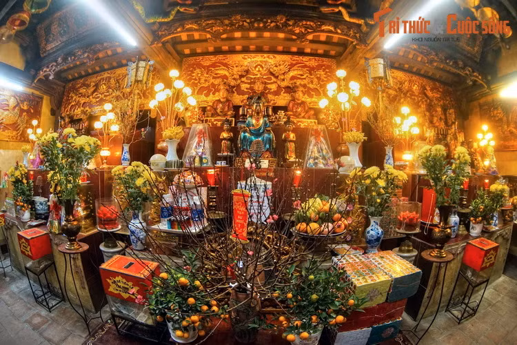 Đình hiện còn lưu giữ nhiều tài liệu, hiện vật giá trị, trong đó có nhiều đạo sắc phong quý. Sắc phong có niên đại sớm nhất là năm Cảnh Hưng thứ 14 (1753).