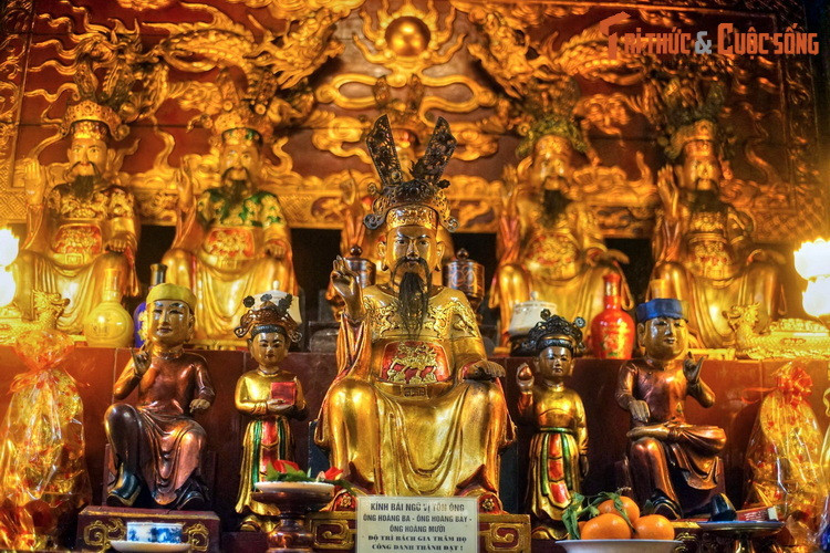 Ngoài ra đình Yên Thái còn có nhiều bàn thờ các vị thần thánh trong đạo Mẫu và bàn thờ Phật.