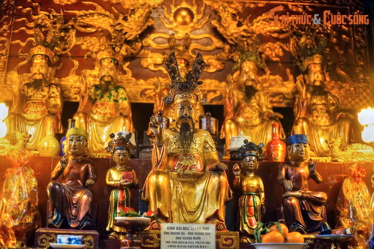 Ngoài ra đình Yên Thái còn có nhiều bàn thờ các vị thần thánh trong đạo Mẫu và bàn thờ Phật.