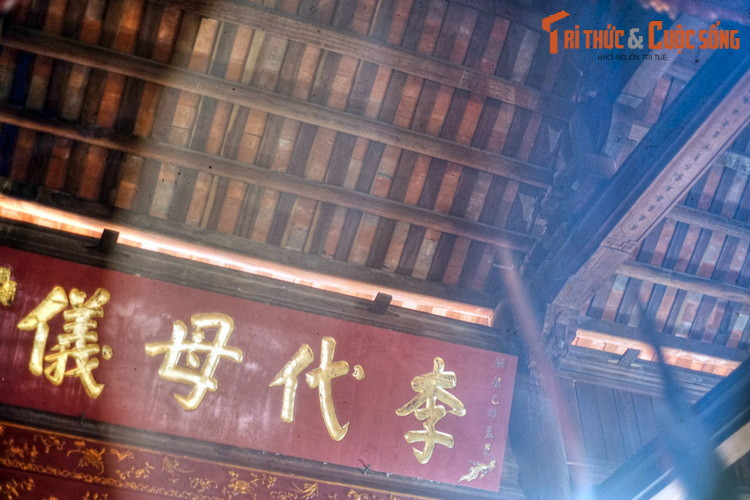 Nét kiến trúc độc đáo, mang tính nghệ thuật cao của đình thể hiện ở 3 gian tiền tế với bộ khung vì kèo được làm theo kiểu “Thượng chồng rường giá chiêng, hạ kẻ truyền” và nhiều bức chạm nổi, chạm lộng với đề tài tứ linh, rồng cuốn thủy...