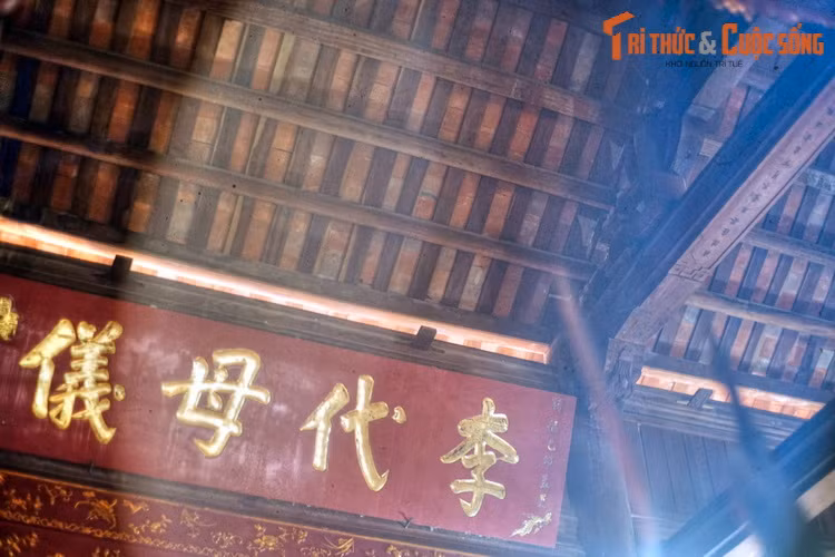 Nét kiến trúc độc đáo, mang tính nghệ thuật cao của đình thể hiện ở 3 gian tiền tế với bộ khung vì kèo được làm theo kiểu “Thượng chồng rường giá chiêng, hạ kẻ truyền” và nhiều bức chạm nổi, chạm lộng với đề tài tứ linh, rồng cuốn thủy...