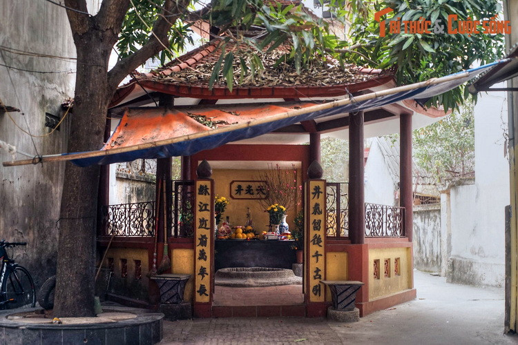 Nằm trong ngõ 189 Nguyễn Ngọc Vũ, quận Cầu Giấy, Hà Nội, giếng làng Trung Kính Thượng là chiếc giếng cổ gắn mới một tục lệ đặc sắc, mang đậm nét văn hoá dân gian của vùng đồng bằng Bắc Bộ xưa.