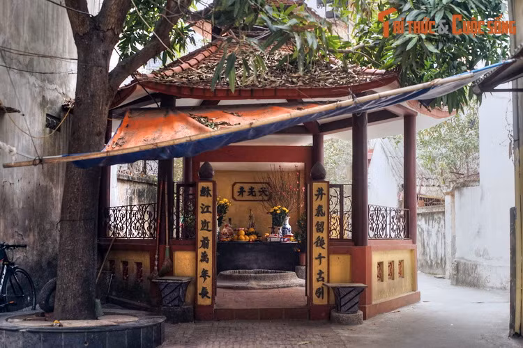 Nằm trong ngõ 189 Nguyễn Ngọc Vũ, quận Cầu Giấy, Hà Nội, giếng làng Trung Kính Thượng là chiếc giếng cổ gắn mới một tục lệ đặc sắc, mang đậm nét văn hoá dân gian của vùng đồng bằng Bắc Bộ xưa.