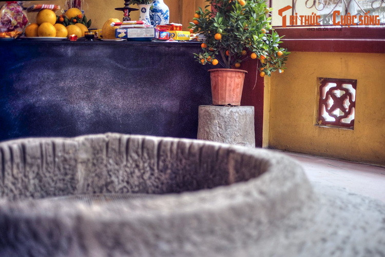 Thành giếng được ghép từ các phiến đá lớn. Lòng giếng sâu khoảng 2 mét, gồm những chiếc cối đá xếp chồng lên nhau thành nhiều lớp, một cách xây giếng độc đáo của người xưa.