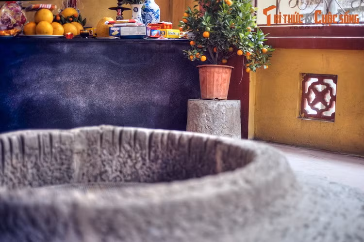 Thành giếng được ghép từ các phiến đá lớn. Lòng giếng sâu khoảng 2 mét, gồm những chiếc cối đá xếp chồng lên nhau thành nhiều lớp, một cách xây giếng độc đáo của người xưa.