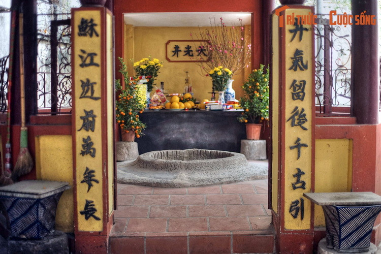 Không chỉ là nguồn cung cấp nước sinh hoạt cho dân làng suốt nhiều thế kỷ, giếng cổ Trung Kính Thượng còn được biết đến với tục xin sữa linh diệu.