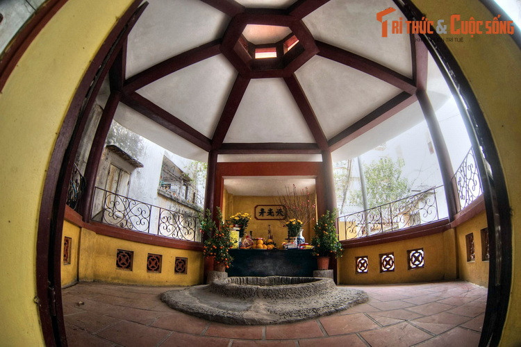 Xung quanh giếng được xây tường bảo vệ, có mái bát giác che nắng mưa.