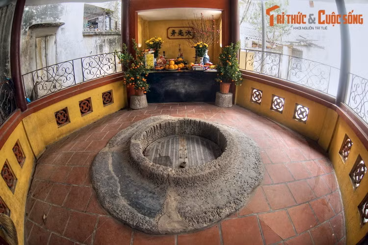 Tương truyền, những phụ nữ thiếu sữa nuôi con thì sắm lễ mang ra giếng làm lễ cầu xin. Sau đó, người mẹ hái cành hoa sữa cạnh giếng treo vào hai đầu đòn gánh rồi đem về treo tại buồng nhà mình.