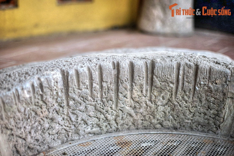 Miệng giếng có vô số những vết mòn do dây gàu để lại sau hàng vạn lần kéo nước, như những ký ức được khắc ghi từ bao đời, không bao giờ tàn phai.