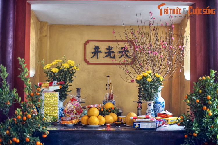 Bàn thờ thần giếng có ba chữ Thiên Quang Tỉnh (giếng đón ánh sáng mặt trời) vẫn được người dân hương khói và gìn giữ tôn nghiêm.