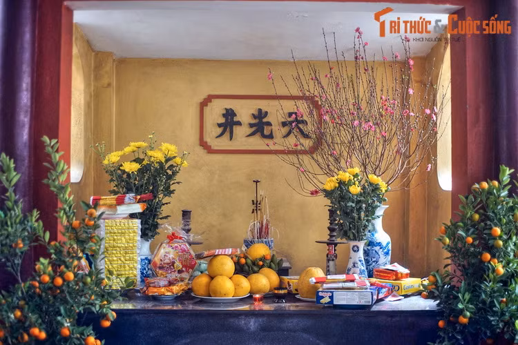 Bàn thờ thần giếng có ba chữ Thiên Quang Tỉnh (giếng đón ánh sáng mặt trời) vẫn được người dân hương khói và gìn giữ tôn nghiêm.