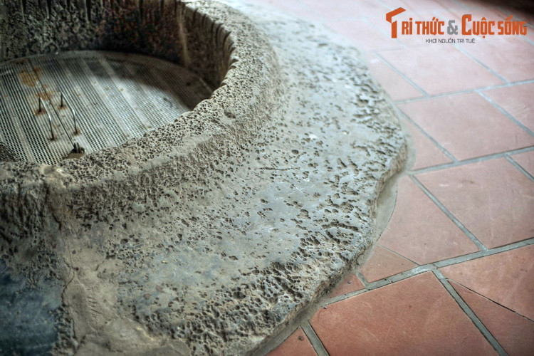 Thành giếng xưa cao hơn nhiều, nay đã bị chôn vùi một phần do nền được đổ cao trong quá trình đô thị hóa.