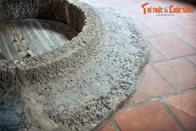 Thành giếng xưa cao hơn nhiều, nay đã bị chôn vùi một phần do nền được đổ cao trong quá trình đô thị hóa.