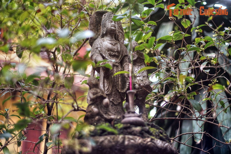 Đỉnh trụ đá này đặt tượng Bồ tát Quán Thế Âm, thân cột đá có các trang trí hoa sen, hoa cúc... vòng quanh cột theo phong cách nghệ thuật Hậu Lê.