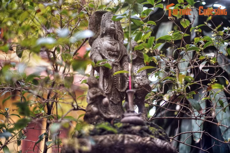 Đỉnh trụ đá này đặt tượng Bồ tát Quán Thế Âm, thân cột đá có các trang trí hoa sen, hoa cúc... vòng quanh cột theo phong cách nghệ thuật Hậu Lê.