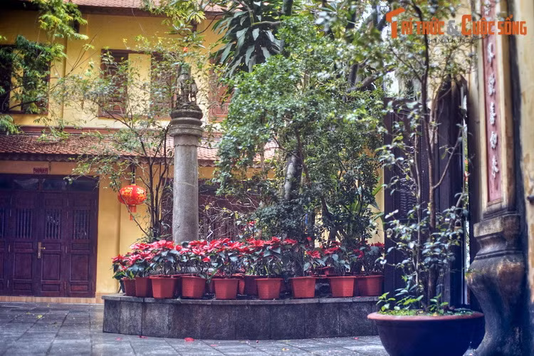 Ở sân chùa có một cột trụ bằng đá cao 2,4 mét, tuổi đời nhiều thế kỷ, là một chứng tích vô giá về kinh thành Thăng Long xưa.