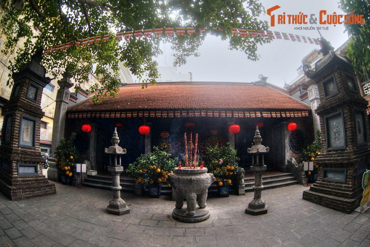 Nằm tại số 3 phố Nhà Thờ, phường Hàng Trống, quận Hoàn Kiếm, chùa Bà Đá còn được gọi là Linh Quang tự hay Sùng Khánh tự, là một ngôi chùa có lịch sử hình thành và phát triển khá đặc biệt của thủ đô Hà Nội.