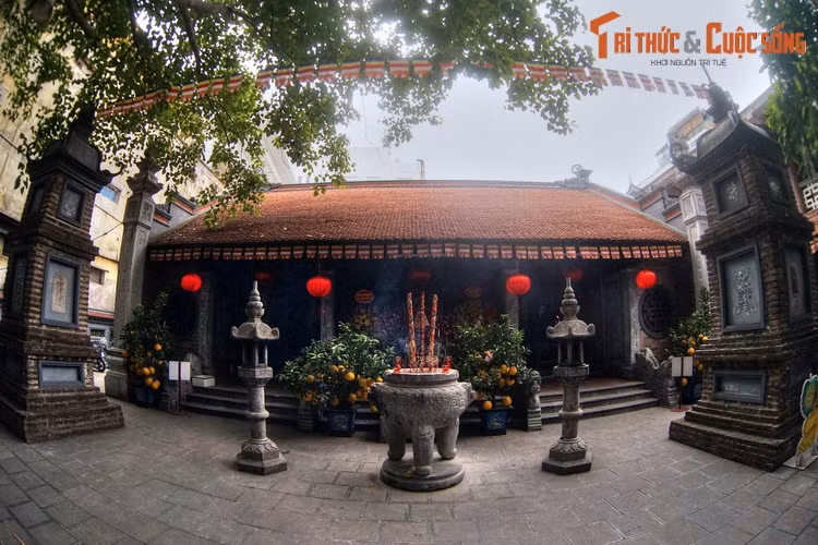 Nằm tại số 3 phố Nhà Thờ, phường Hàng Trống, quận Hoàn Kiếm, chùa Bà Đá còn được gọi là Linh Quang tự hay Sùng Khánh tự, là một ngôi chùa có lịch sử hình thành và phát triển khá đặc biệt của thủ đô Hà Nội.