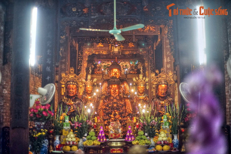 Đến thời Pháp thuộc, chùa bị phá hủy trong một vụ cháy, bức tượng Bà Đá cũng bị mất. Dân làng cho xây lại chùa, đồng thời rước một pho tượng Phật Thích Ca bằng đá để thờ thay thế tượng Bà Đá cũ.