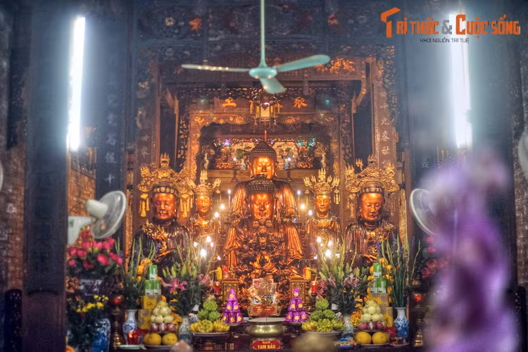 Đến thời Pháp thuộc, chùa bị phá hủy trong một vụ cháy, bức tượng Bà Đá cũng bị mất. Dân làng cho xây lại chùa, đồng thời rước một pho tượng Phật Thích Ca bằng đá để thờ thay thế tượng Bà Đá cũ.