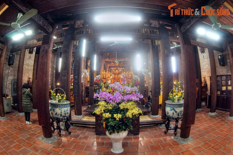 Cho rằng bức tượng là hiện thân của Thánh Mẫu, người ta đã lập đền thờ ngay tại nơi đào được tượng và gọi là đền Bà Đá. Sau dân làng thấy linh thiêng mới góp công, góp của xây thành chùa lớn, đón sư về trụ trì và thờ Phật.