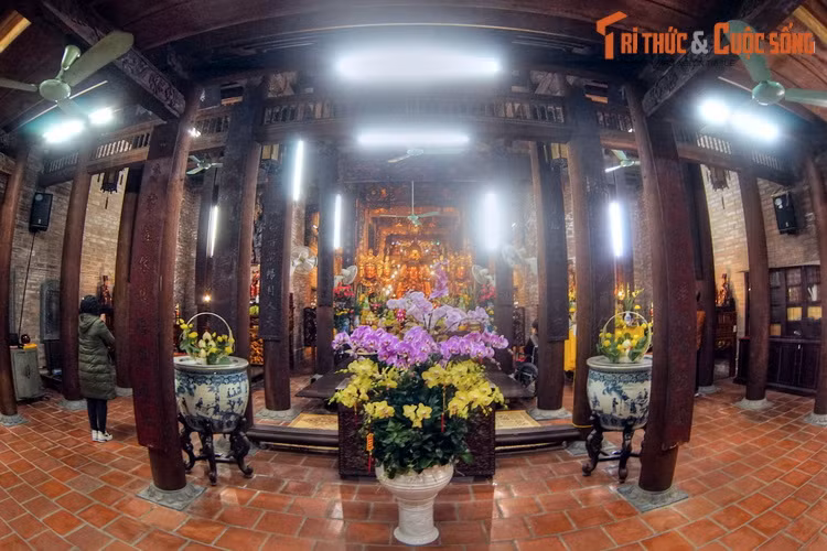 Cho rằng bức tượng là hiện thân của Thánh Mẫu, người ta đã lập đền thờ ngay tại nơi đào được tượng và gọi là đền Bà Đá. Sau dân làng thấy linh thiêng mới góp công, góp của xây thành chùa lớn, đón sư về trụ trì và thờ Phật.