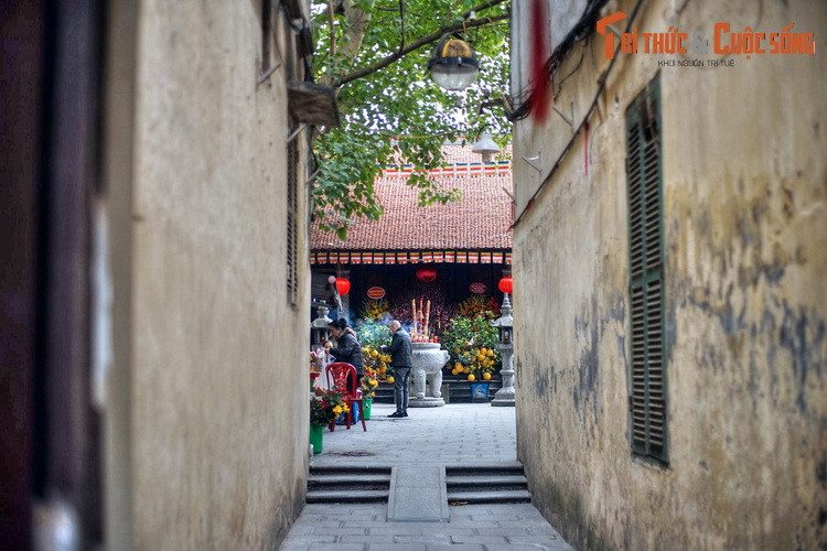 Sau cánh cổng là một lối đi hẹp dẫn vào khu chùa chính.