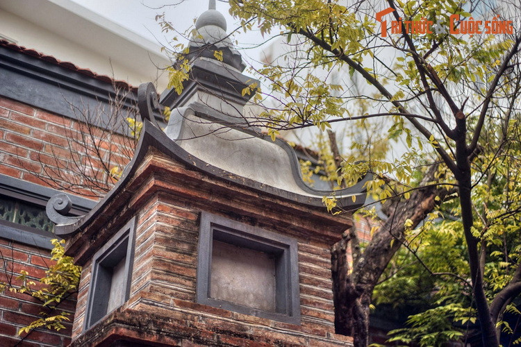 Tương truyền, khi đào đất đắp thành Thăng Long vào đời vua Lê Thánh Tông (1460 - 1497), người dân ở làng Báo Thiên Tự Tháp đã đào được một pho tượng hình dáng một phụ nữ, hoặt một vị Phật bà bằng đá.