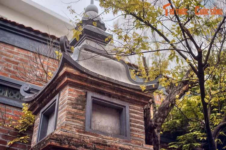 Tương truyền, khi đào đất đắp thành Thăng Long vào đời vua Lê Thánh Tông (1460 - 1497), người dân ở làng Báo Thiên Tự Tháp đã đào được một pho tượng hình dáng một phụ nữ, hoặt một vị Phật bà bằng đá.