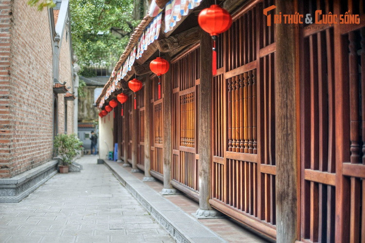 Hai bên chính điện có hai dãy hành lang nằm đối xứng tả hữu kéo xuống giáp với hậu đường.