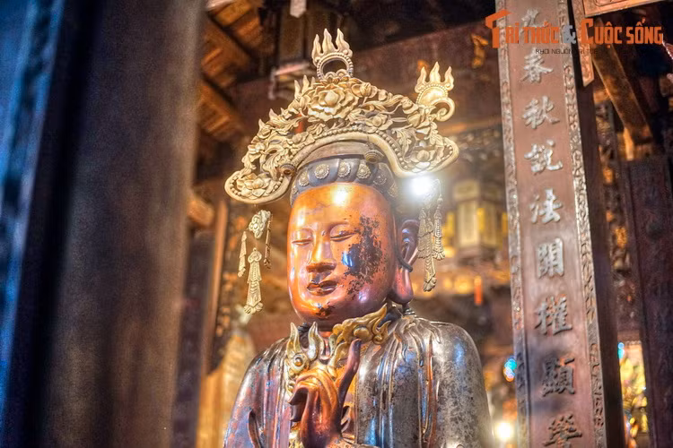 Bên trong chùa Bà Đá còn lưu giữ được nhiều pho tượng có giá trị, đặc biệt là bộ tượng gỗ lớn tạc hình đức Phật Thích Ca niêm hoa, hai bên là tượng các tôn giả A-nan, Ca-diếp...