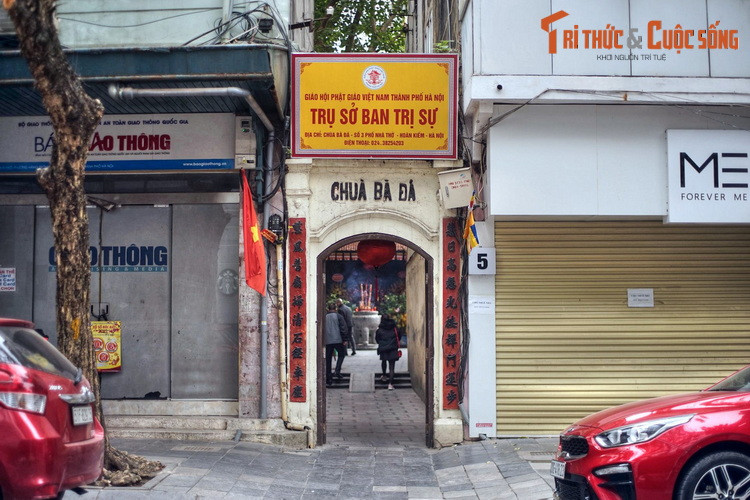 Sau nhiều biến động lịch sử, ngày nay diện tích chùa Bà Đá đã thu hẹp nhiều so với khi xưa. Cổng chùa nhỏ, nằm lọt giữa hai ngôi nhà ống trên mặt phố Nhà Thờ.