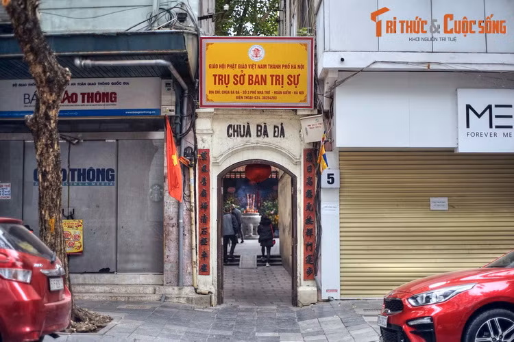 Sau nhiều biến động lịch sử, ngày nay diện tích chùa Bà Đá đã thu hẹp nhiều so với khi xưa. Cổng chùa nhỏ, nằm lọt giữa hai ngôi nhà ống trên mặt phố Nhà Thờ.