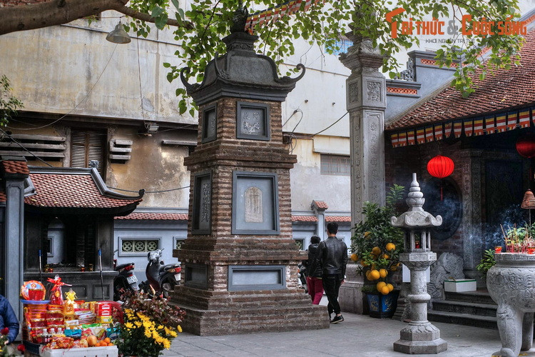 Các tháp mộ nằm rải rác trên sân chùa, ở mặt trước, mặt sau và bên hông chính điện.