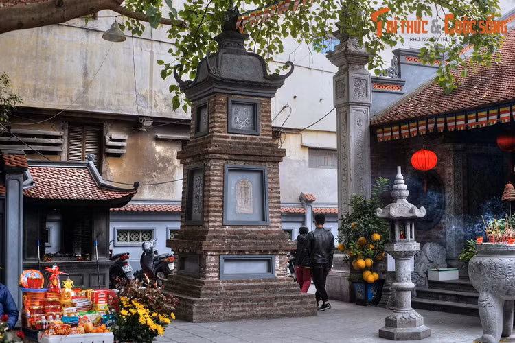 Các tháp mộ nằm rải rác trên sân chùa, ở mặt trước, mặt sau và bên hông chính điện.