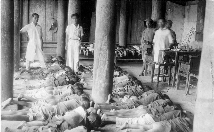 Các trẻ em nằm sấp để được tiêm bắp.