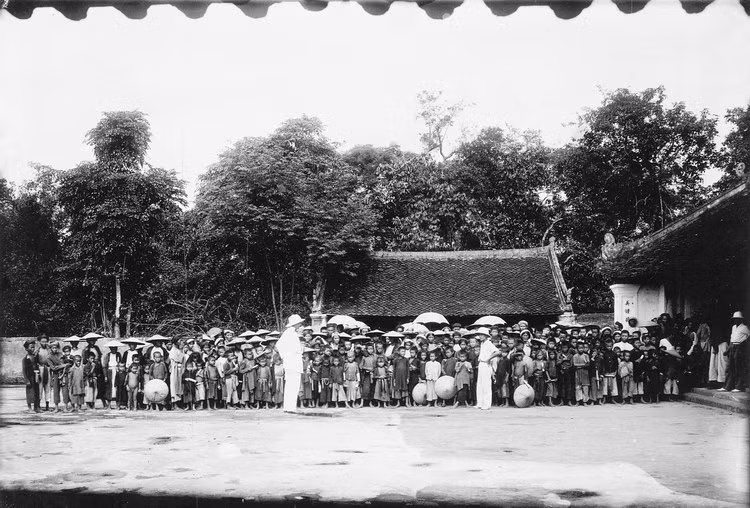 Trước khi tiêm, người dân xếp hàng và được giải thích về tác dụng phòng ngừa dịch bệnh của việc tiêm chủng.