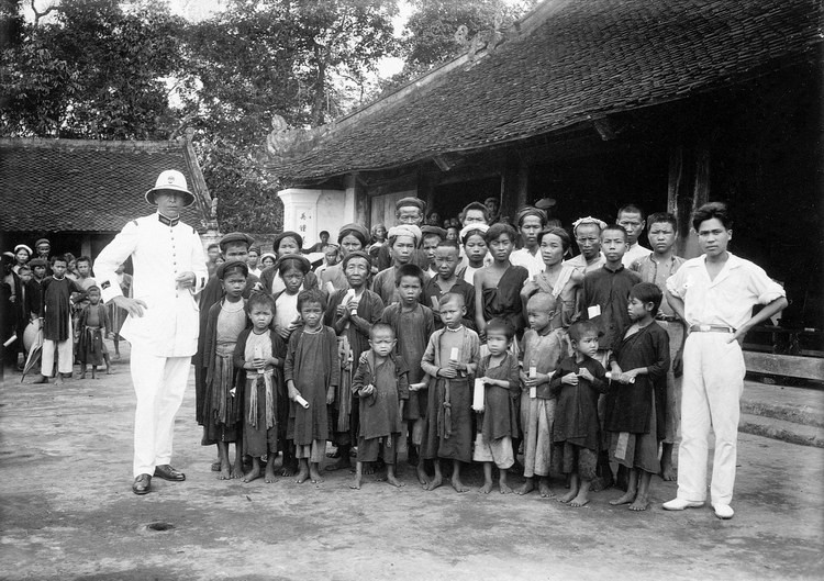 Nhóm người dân cầm giấy khai báo y tế trong ngày tiêm chủng.