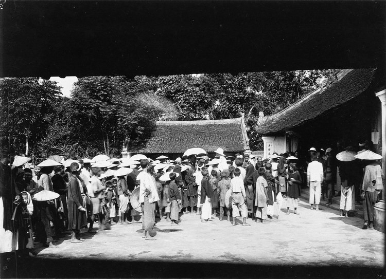 Người dân tề tựu tại sân đình của một ngôi làng ở miền Bắc Việt Nam để tiêm chủng, 1929-1930.