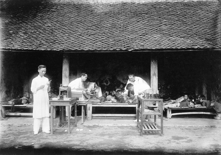 Tiêm bắp cho người dân.