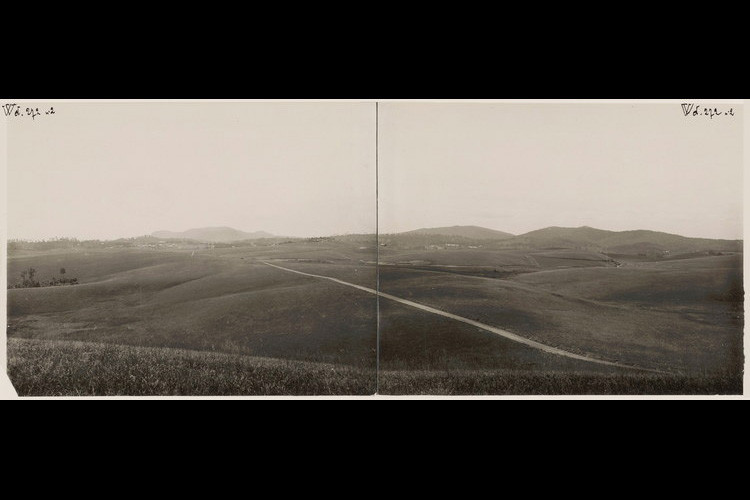 Những ngọn đồi uốn như sóng của cao nguyên Lâm Viên, nơi tọa lạc đô thị nghỉ dưỡng Đà Lạt, 1929-1930. Ảnh: Gallica.bnf.fr.