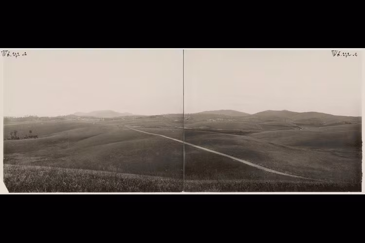 Những ngọn đồi uốn như sóng của cao nguyên Lâm Viên, nơi tọa lạc đô thị nghỉ dưỡng Đà Lạt, 1929-1930. Ảnh: Gallica.bnf.fr.