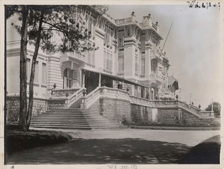 Khách sạn Langbian Palace, nay là Dalat Palace - khách sạn lâu đời, nổi tiếng bậc nhất thành phố Đà Lạt.