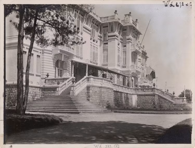 Khách sạn Langbian Palace, nay là Dalat Palace - khách sạn lâu đời, nổi tiếng bậc nhất thành phố Đà Lạt.