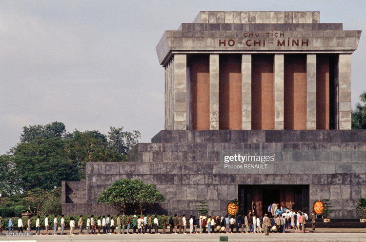 Người dân viếng lăng Chủ tịch Hồ Chí Minh ở Hà Nội, 1990.