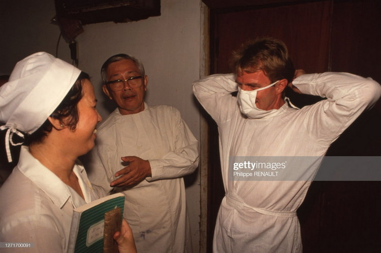 Bác sĩ Bernard Kouchner - người sau này làm Bộ trưởng Bộ trưởng Bộ Ngoại giao và các vấn đề châu Âu của Pháp từ 2007-2010 - thăm Bệnh viện Nhân dân Gia Định ở TP. HCM, 1989.