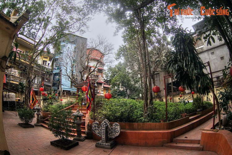 Các sử liệu cũ kể rằng, vào thời Lý, có một người tên gọi Trần Huấn quê ở Phúc Lâm (thuộc huyện Yên Định, tỉnh Thanh Hóa ngày nay) ra Thăng Long dạy học, lấy vợ ở làng Đại Bi (tức Đại Yên ngày nay) phía Tây kinh thành.