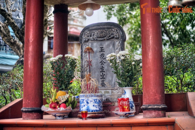 Trong khi ta và địch đang ở thế giằng co, Ngọc Hoa đã bàn với các tướng lĩnh để lập kế, vờ làm cô gái bán trầu, cau, thuốc lào... luồn vào sâu trong lòng địch thu thập tin tức.